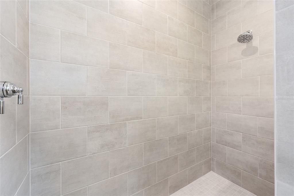 合同活跃: $421,600 (3 贝兹, 2 浴室, 2294 平方英尺)