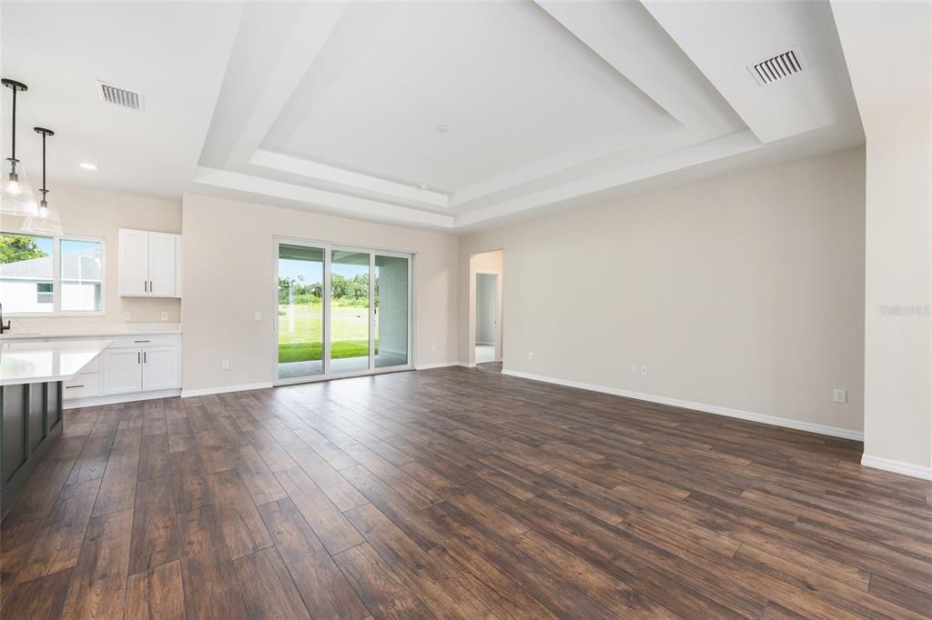 合同活跃: $421,600 (3 贝兹, 2 浴室, 2294 平方英尺)