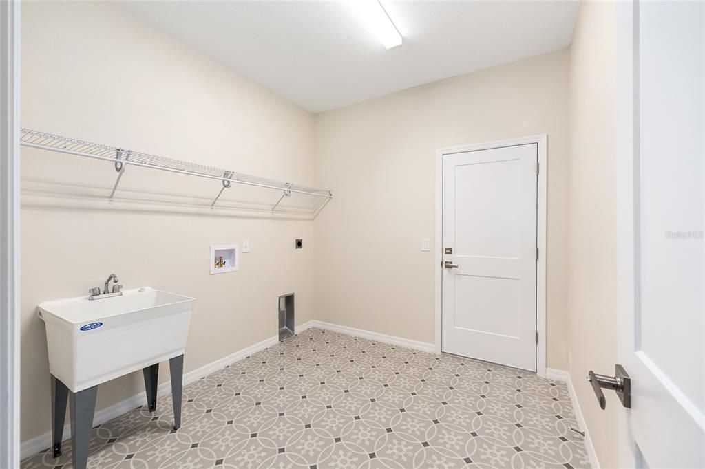 合同活跃: $421,600 (3 贝兹, 2 浴室, 2294 平方英尺)