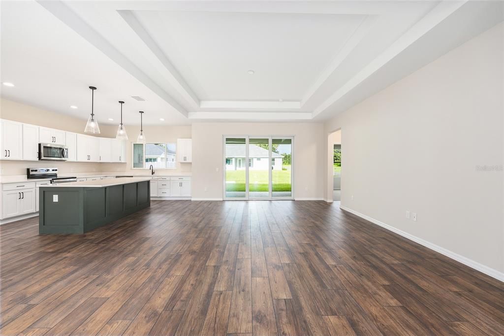 合同活跃: $421,600 (3 贝兹, 2 浴室, 2294 平方英尺)