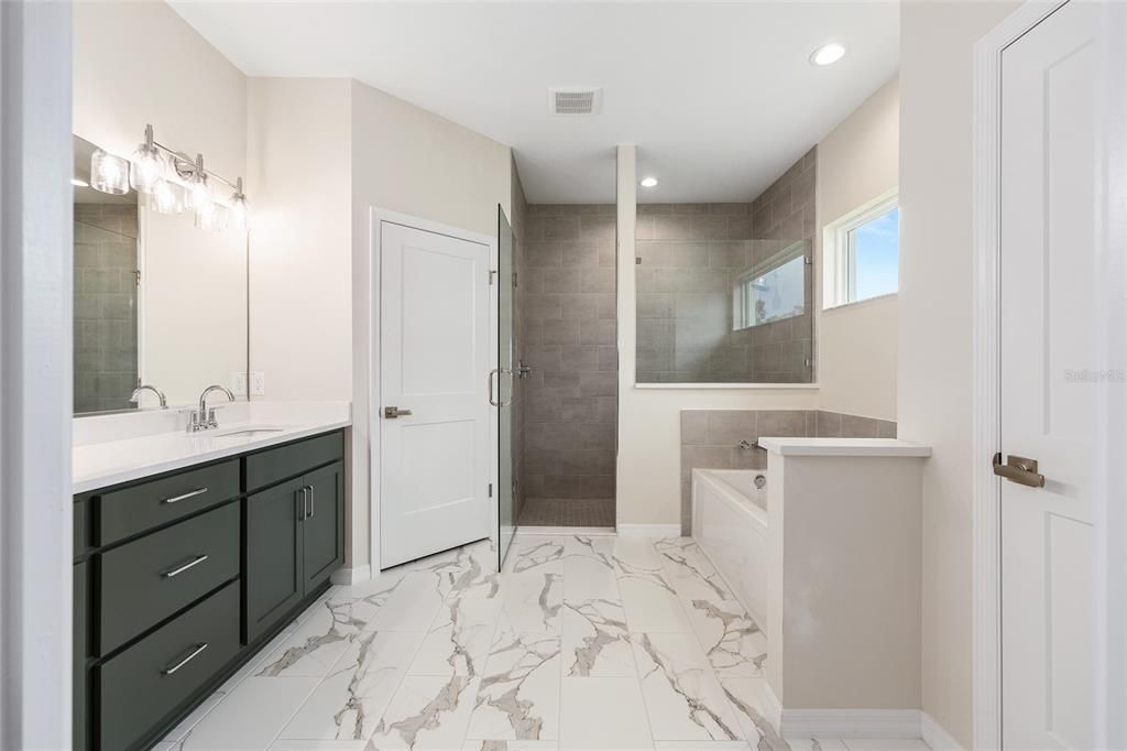 合同活跃: $421,600 (3 贝兹, 2 浴室, 2294 平方英尺)