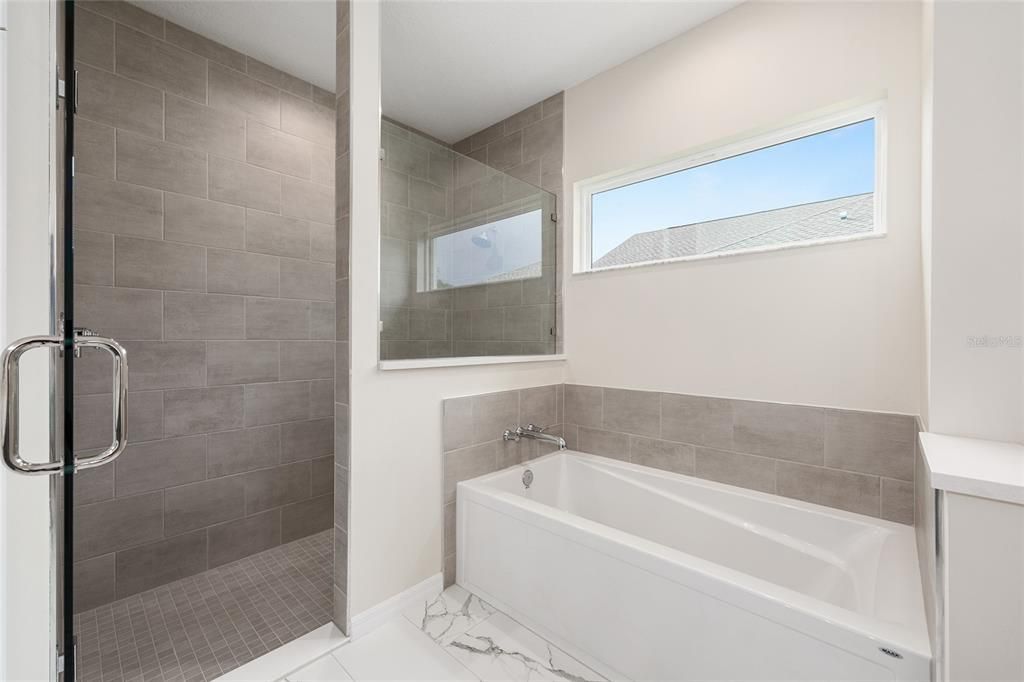 合同活跃: $421,600 (3 贝兹, 2 浴室, 2294 平方英尺)