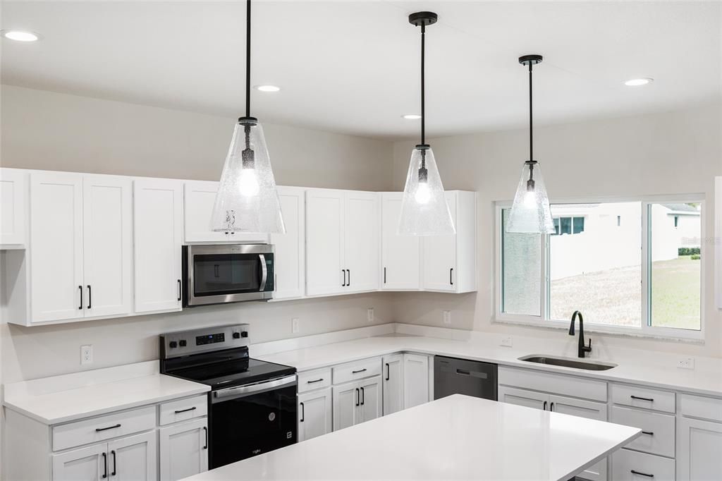 合同活跃: $421,600 (3 贝兹, 2 浴室, 2294 平方英尺)