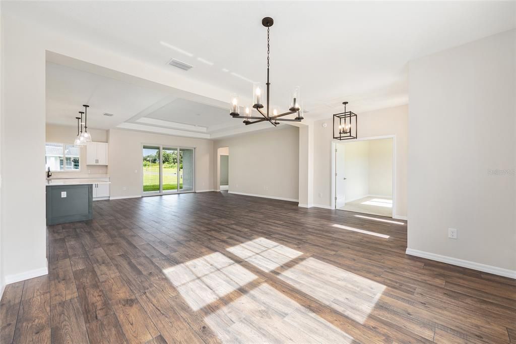 合同活跃: $421,600 (3 贝兹, 2 浴室, 2294 平方英尺)