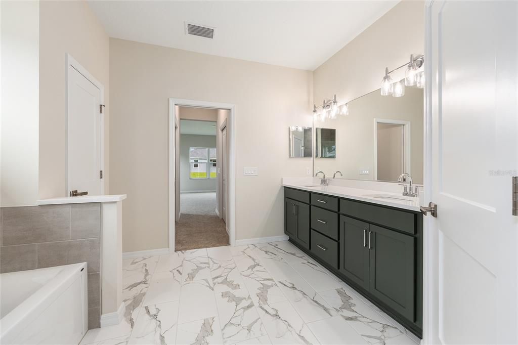 合同活跃: $421,600 (3 贝兹, 2 浴室, 2294 平方英尺)