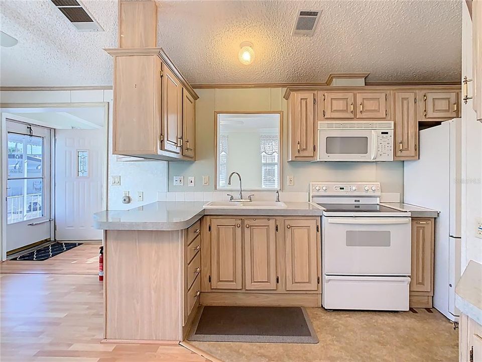 For Sale: $119,900 (2 beds, 1 baths, 726 Square Feet)