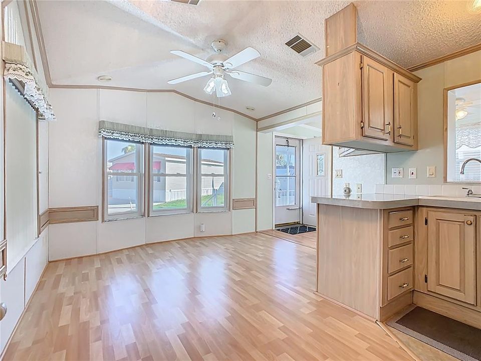 For Sale: $119,900 (2 beds, 1 baths, 726 Square Feet)