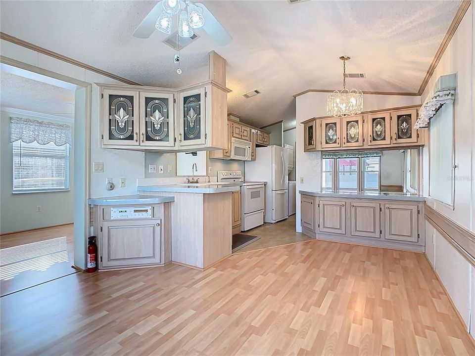 For Sale: $119,900 (2 beds, 1 baths, 726 Square Feet)