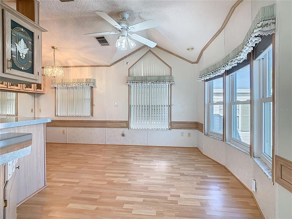 For Sale: $119,900 (2 beds, 1 baths, 726 Square Feet)