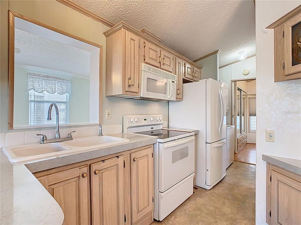 For Sale: $119,900 (2 beds, 1 baths, 726 Square Feet)