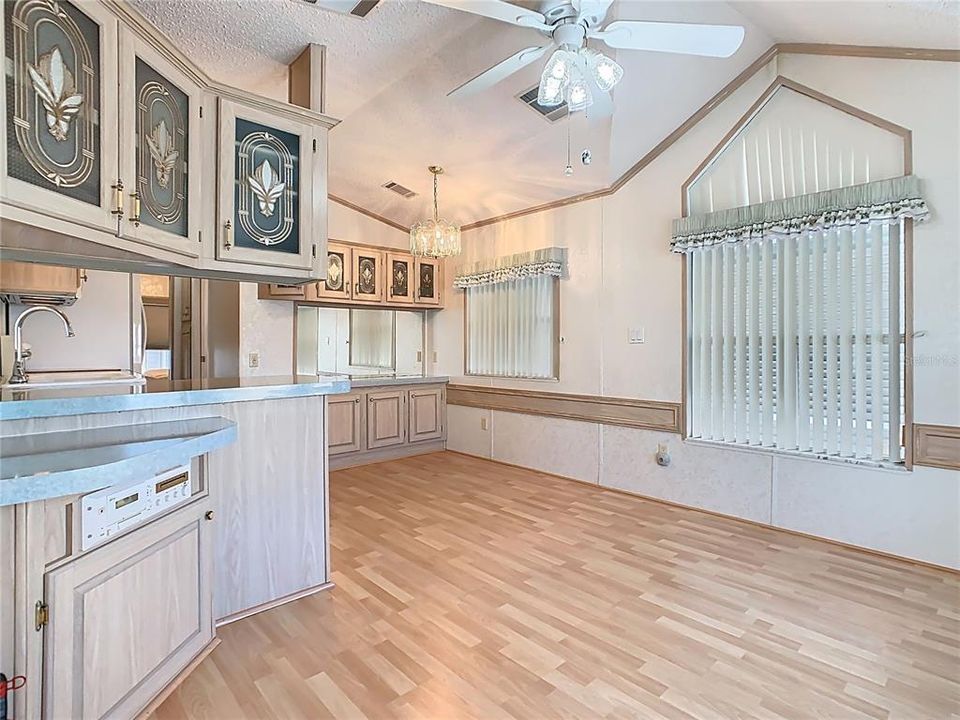 For Sale: $119,900 (2 beds, 1 baths, 726 Square Feet)