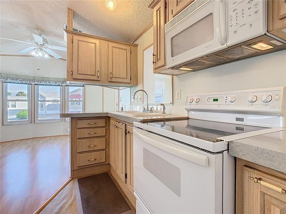 For Sale: $119,900 (2 beds, 1 baths, 726 Square Feet)