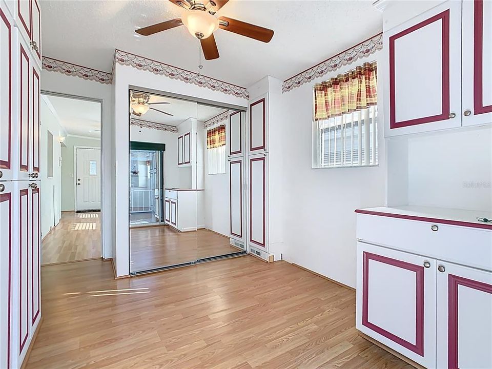 For Sale: $119,900 (2 beds, 1 baths, 726 Square Feet)