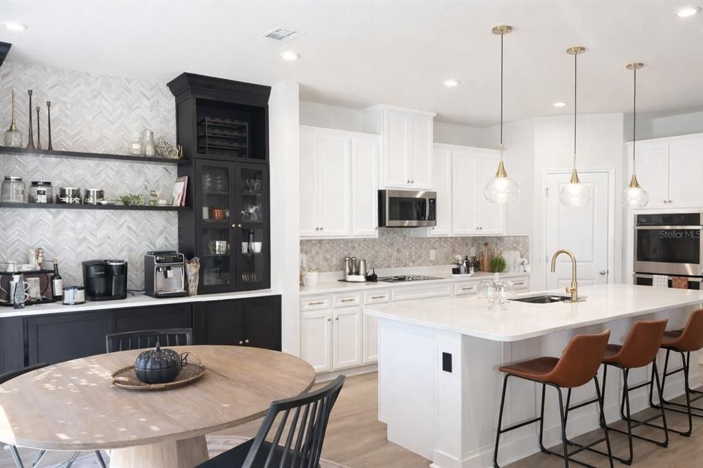 Activo con contrato: $715,000 (5 camas, 4 baños, 3304 Pies cuadrados)