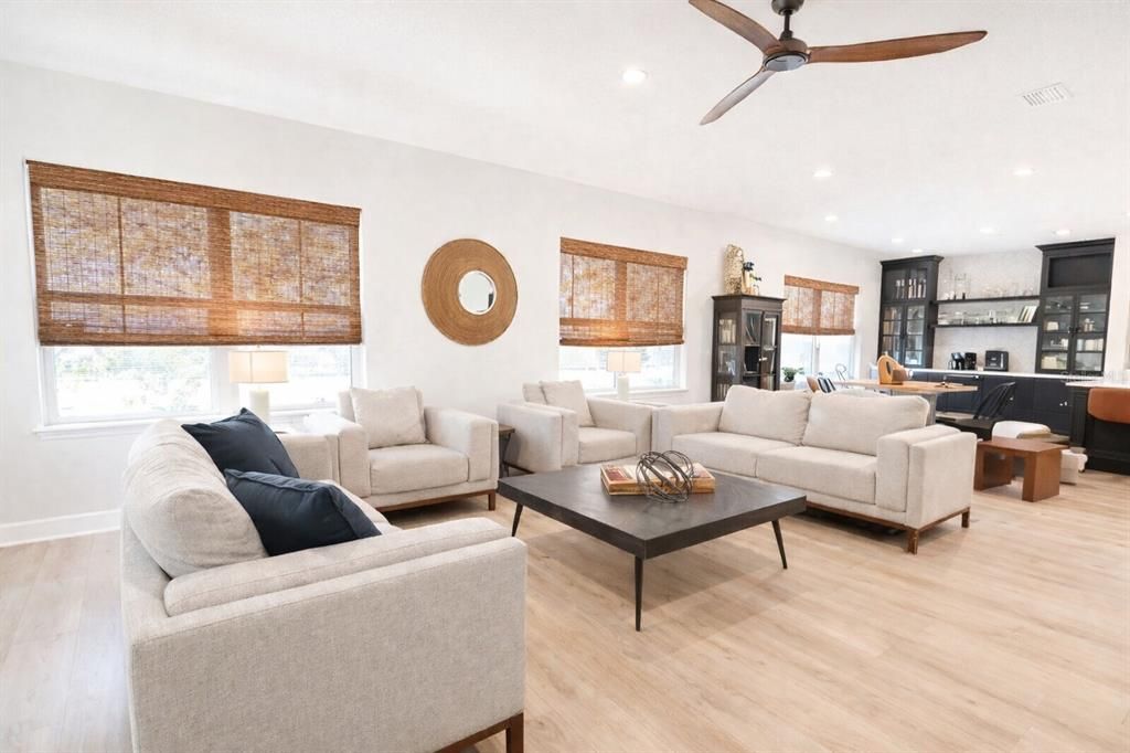 Activo con contrato: $715,000 (5 camas, 4 baños, 3304 Pies cuadrados)