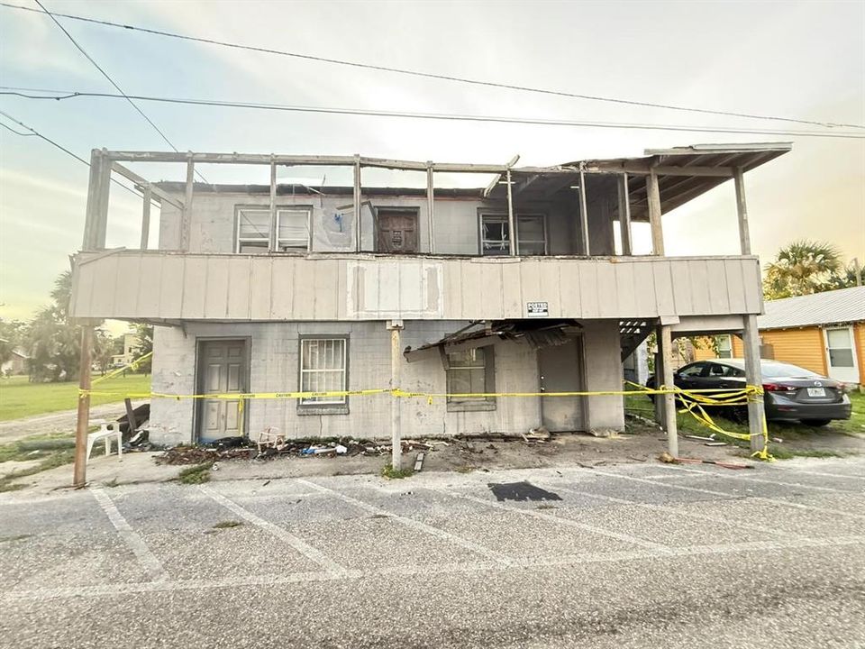 Activo con contrato: $30,000 (4 camas, 2 baños, 2712 Pies cuadrados)