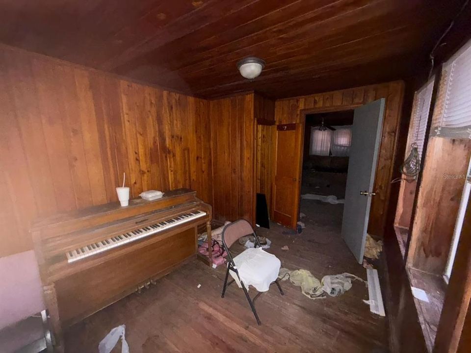 Activo con contrato: $30,000 (4 camas, 2 baños, 2712 Pies cuadrados)