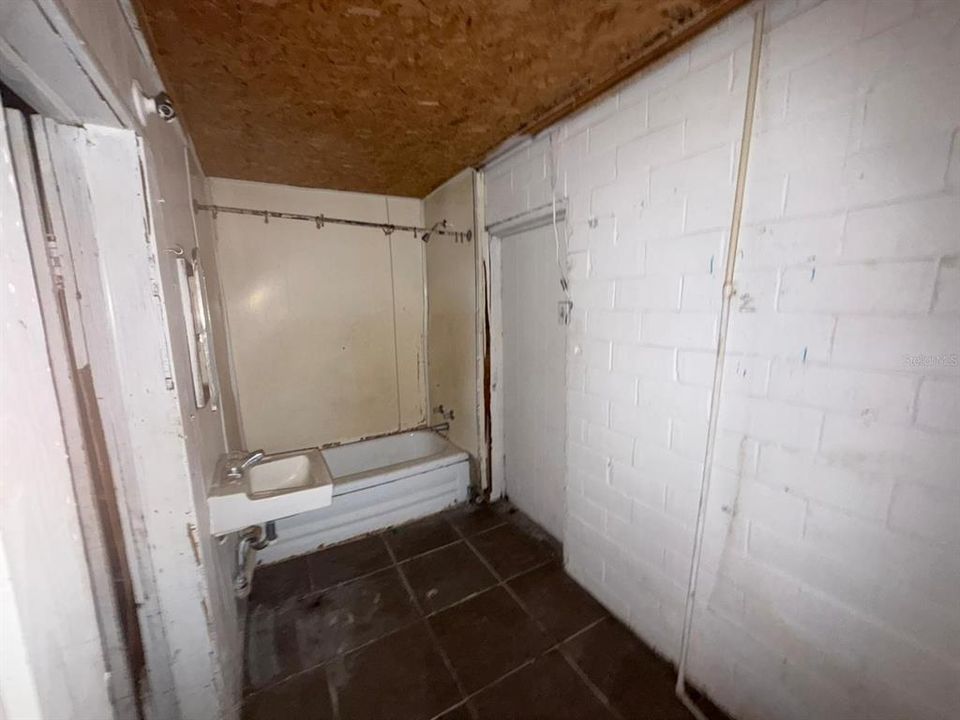 Activo con contrato: $30,000 (4 camas, 2 baños, 2712 Pies cuadrados)