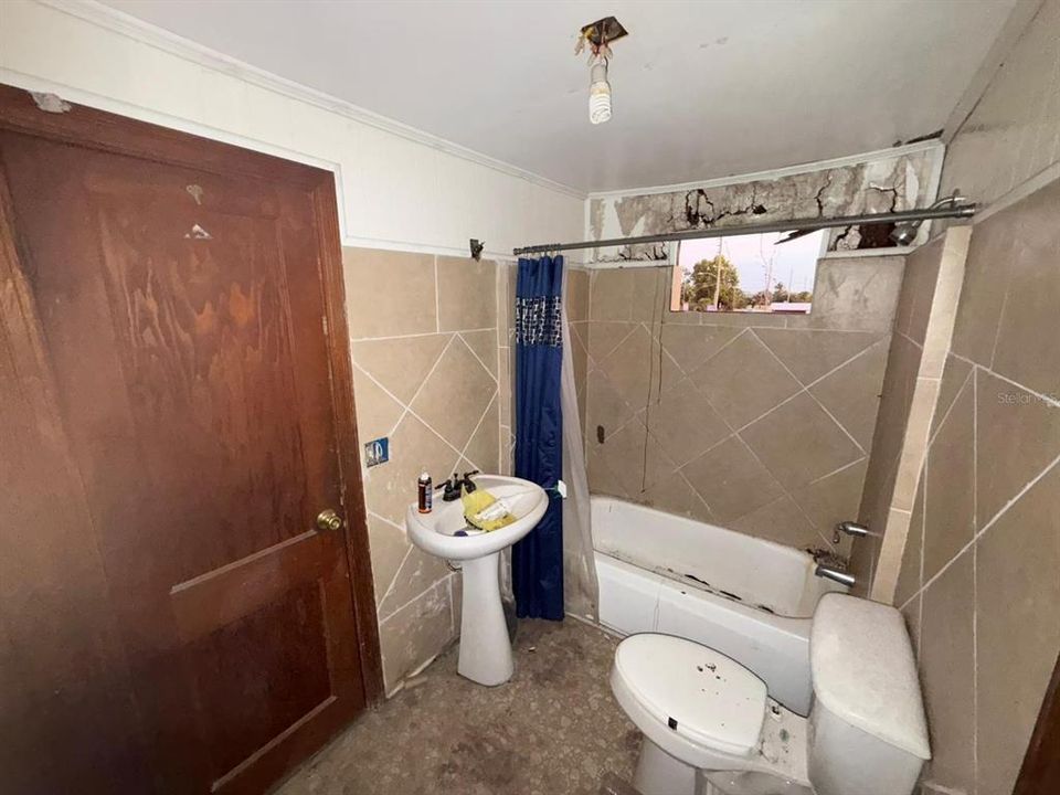 Activo con contrato: $30,000 (4 camas, 2 baños, 2712 Pies cuadrados)