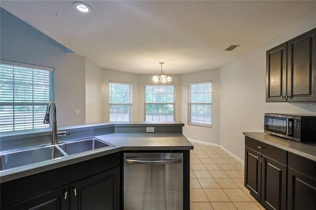 待售: $370,000 (4 贝兹, 2 浴室, 2221 平方英尺)