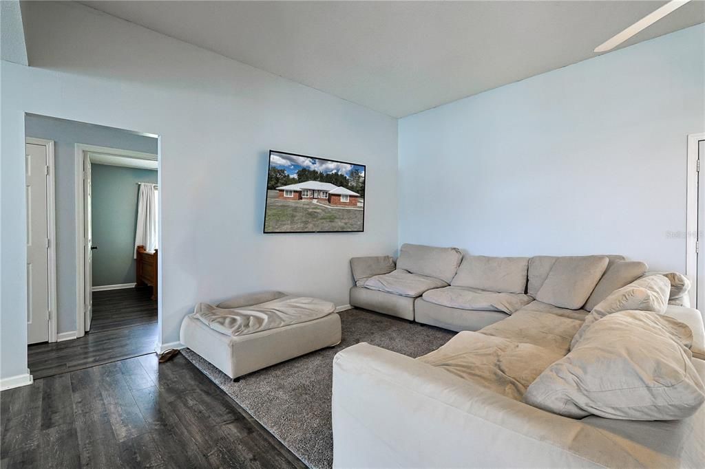 待售: $370,000 (4 贝兹, 2 浴室, 2221 平方英尺)