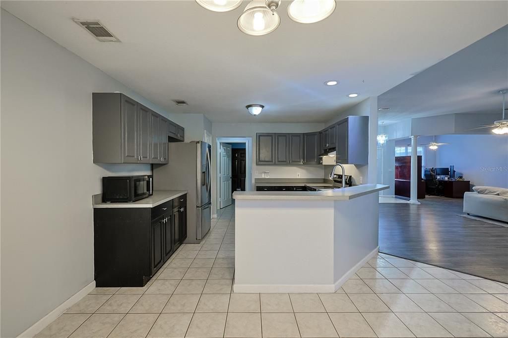 待售: $370,000 (4 贝兹, 2 浴室, 2221 平方英尺)