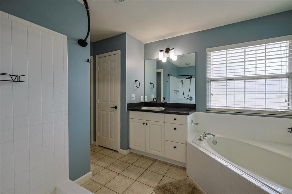 待售: $370,000 (4 贝兹, 2 浴室, 2221 平方英尺)