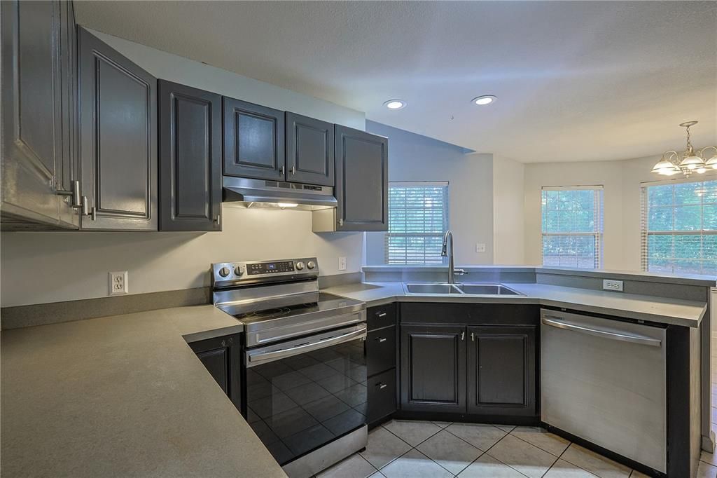 待售: $370,000 (4 贝兹, 2 浴室, 2221 平方英尺)