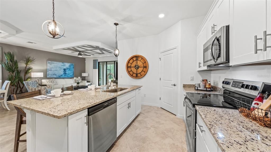 合同活跃: $422,597 (4 贝兹, 3 浴室, 2032 平方英尺)