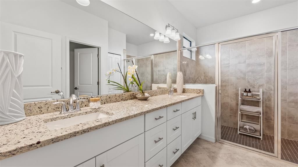 合同活跃: $422,597 (4 贝兹, 3 浴室, 2032 平方英尺)