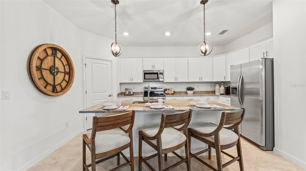 合同活跃: $422,597 (4 贝兹, 3 浴室, 2032 平方英尺)