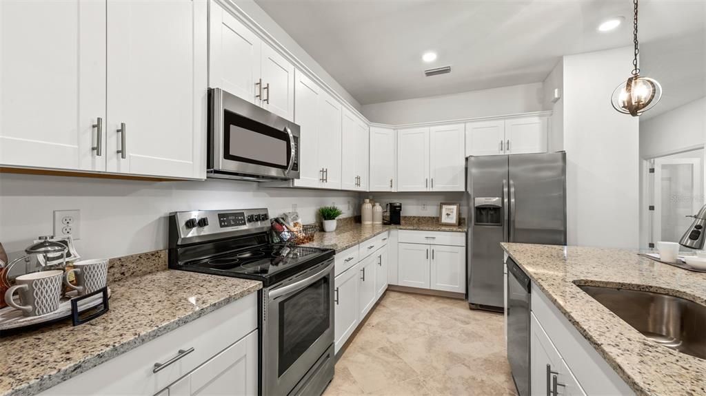 合同活跃: $422,597 (4 贝兹, 3 浴室, 2032 平方英尺)