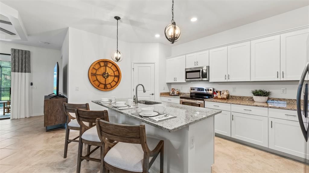 合同活跃: $422,597 (4 贝兹, 3 浴室, 2032 平方英尺)