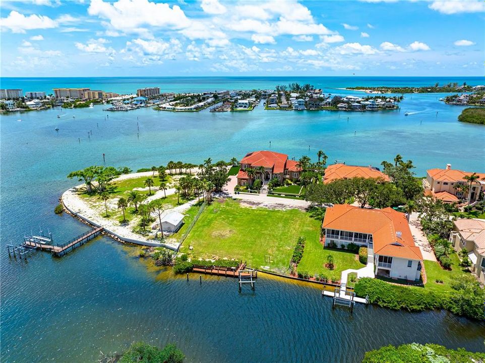 На продажу: $1,250,000 (0.39 acres)