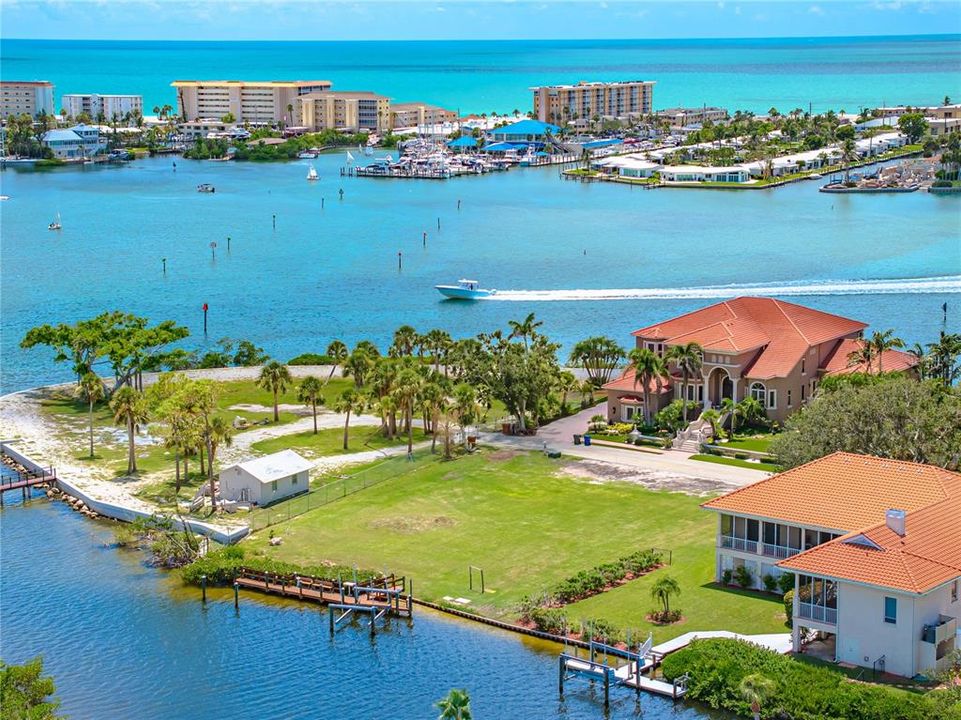 На продажу: $1,250,000 (0.39 acres)