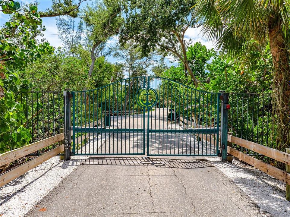 На продажу: $1,250,000 (0.39 acres)