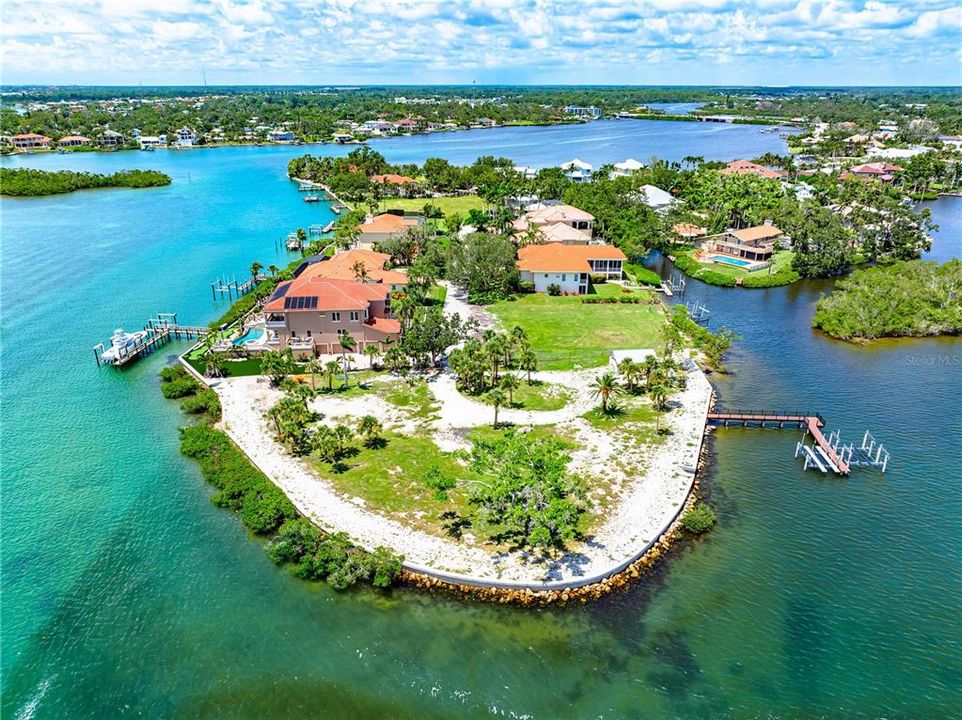 На продажу: $1,250,000 (0.39 acres)