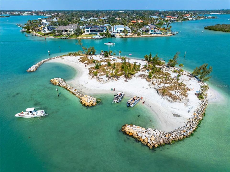 На продажу: $1,250,000 (0.39 acres)