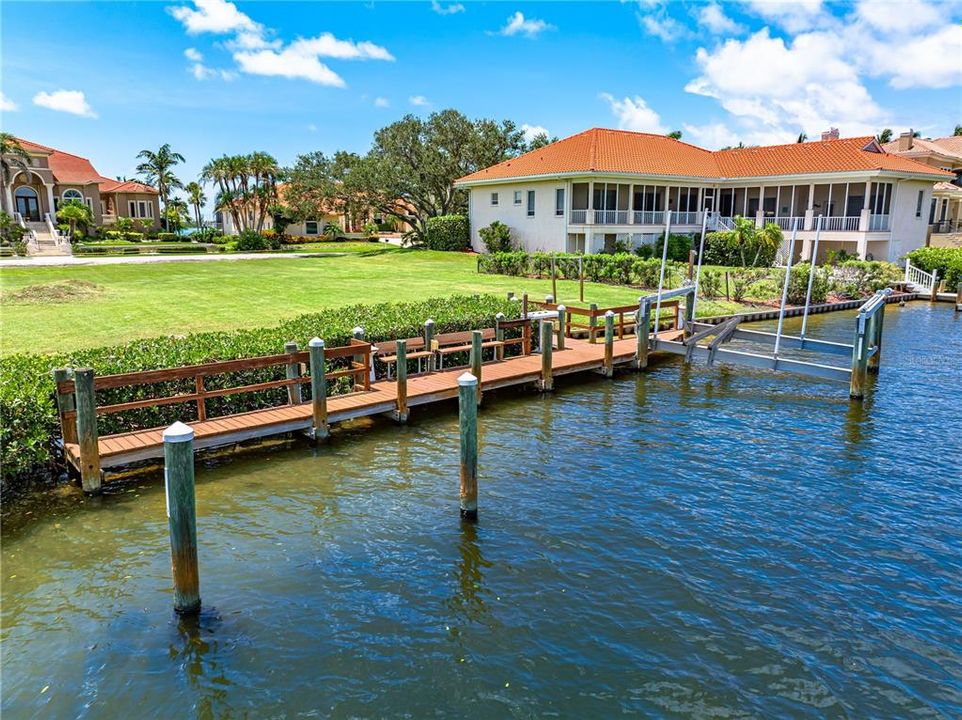 На продажу: $1,250,000 (0.39 acres)