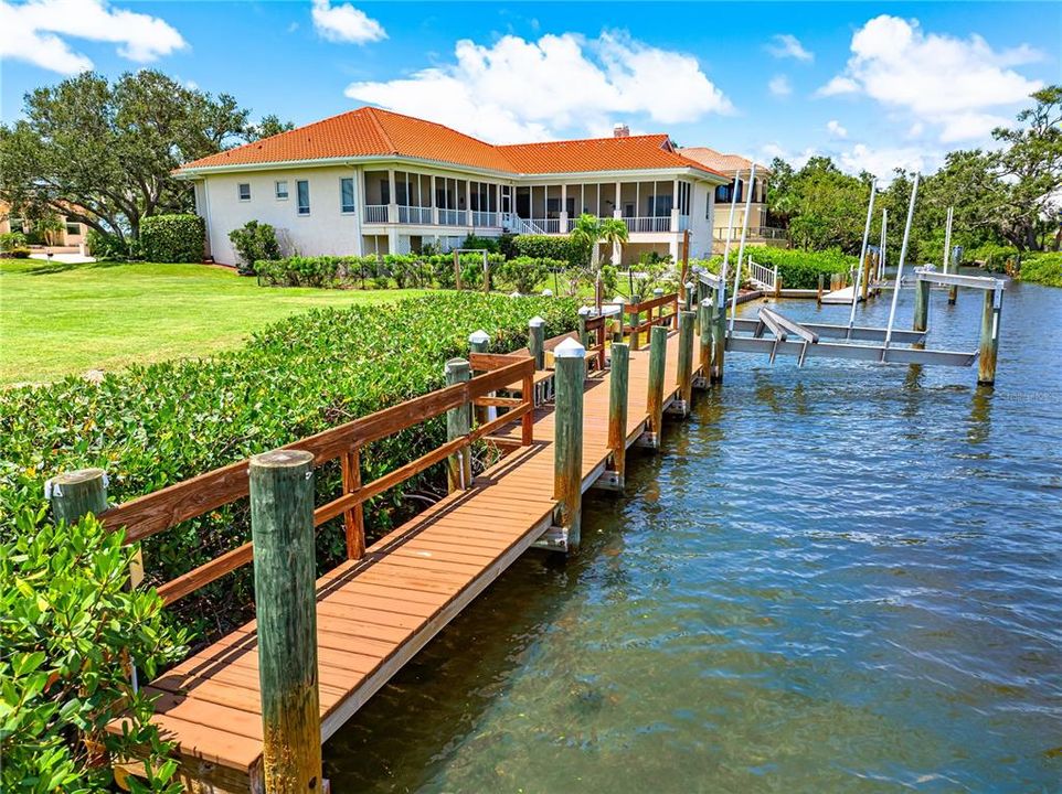 На продажу: $1,250,000 (0.39 acres)