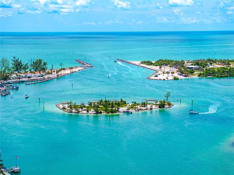 На продажу: $1,250,000 (0.39 acres)