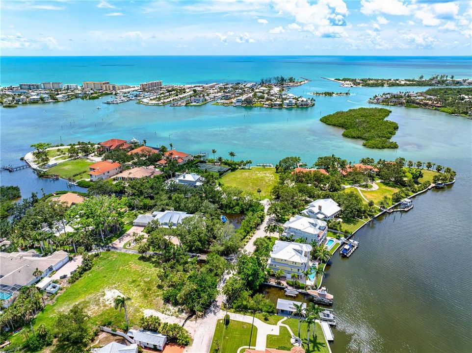 На продажу: $1,250,000 (0.39 acres)