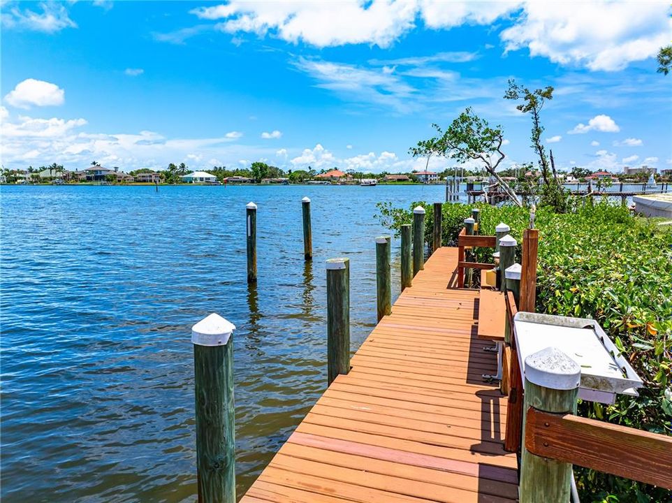 На продажу: $1,250,000 (0.39 acres)