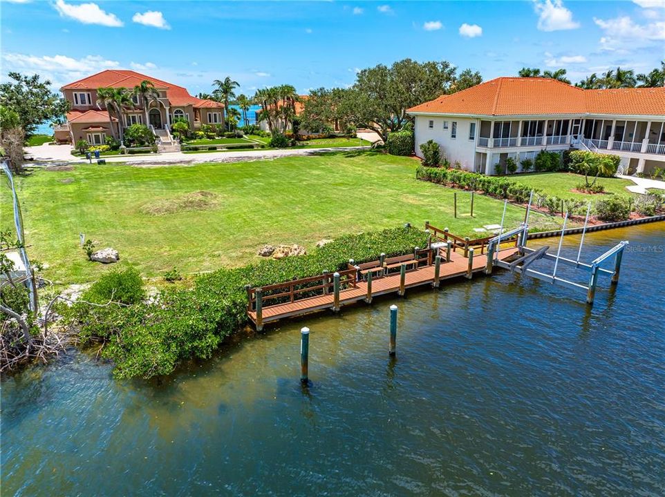 На продажу: $1,250,000 (0.39 acres)