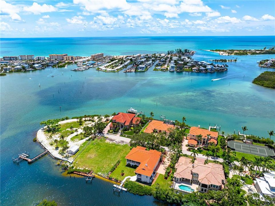 На продажу: $1,250,000 (0.39 acres)