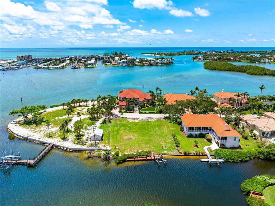 На продажу: $1,250,000 (0.39 acres)