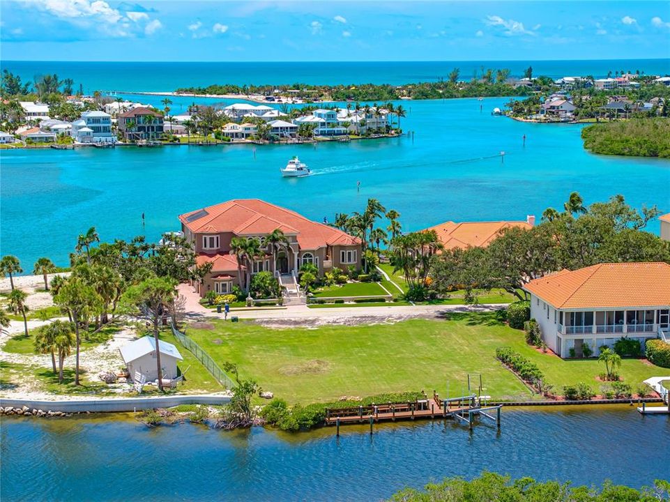 На продажу: $1,250,000 (0.39 acres)