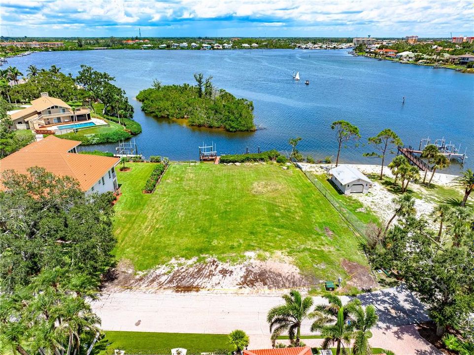 На продажу: $1,250,000 (0.39 acres)