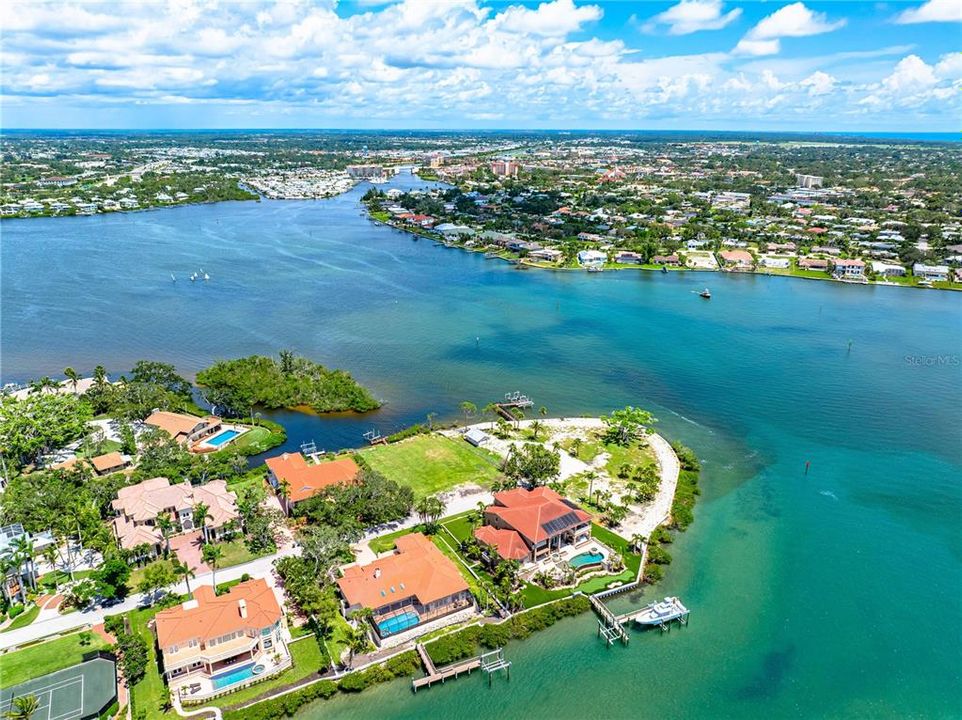 На продажу: $1,250,000 (0.39 acres)