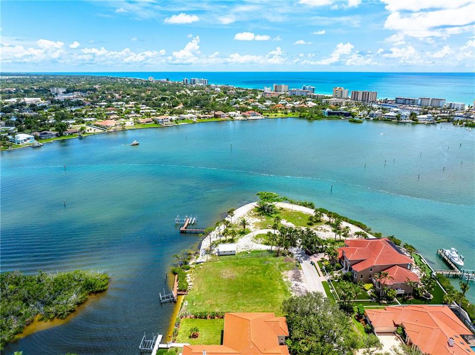 На продажу: $1,250,000 (0.39 acres)